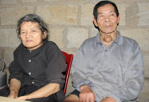 Chuyện tình kỳ lạ của ông già bướu cổ và bà lão gù