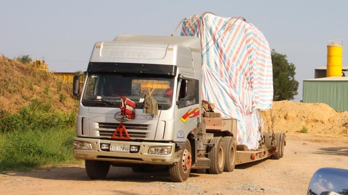 Xe chở biến áp “khủng” được bố trí về Cần Thơ bằng sà lan