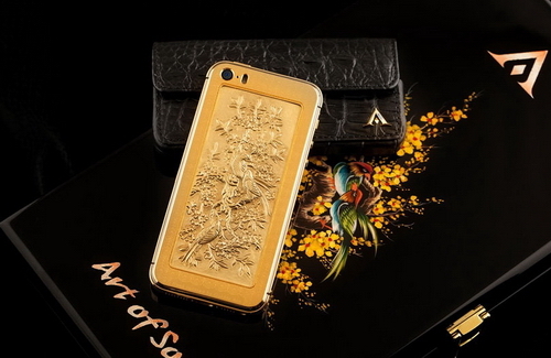 Cận cảnh bộ vỏ iPhone 5s bằng vàng nguyên khối