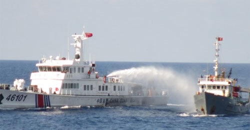Xem tàu Trung Quốc đâm, phun vòi rồng vào tàu Việt Nam