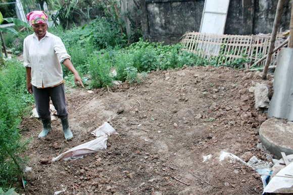 Đào móng làm nhà vệ sinh, phát hiện kho thuốc sâu