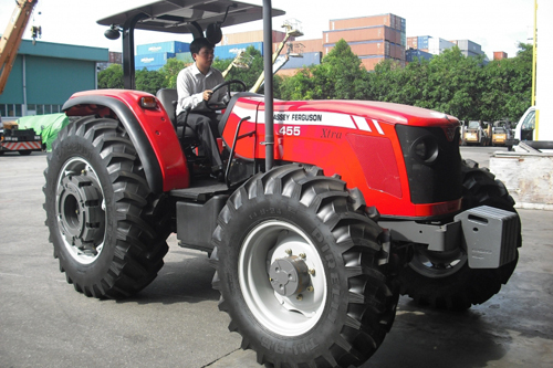 Màn tỉ thí sức mạnh giữa chiếc máy kéo và xe 4 chỗ