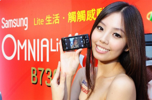 Dùng điện thoại khi đi bộ sẽ bị... phạt tiền  