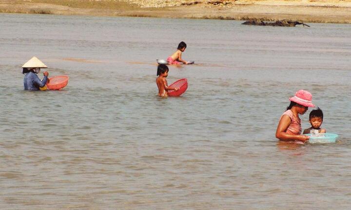 Đi mò hến, 3 học sinh chết đuối thương tâm