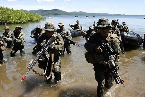 Mỹ và Philippines “vai kề vai” chống Trung Quốc