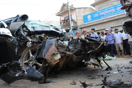 Ô tô 7 chỗ và xe tải tông nhau trực diện, 4 người chết