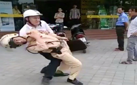 Vụ CSGT bị đánh: Vì sao người dân đứng nhìn?