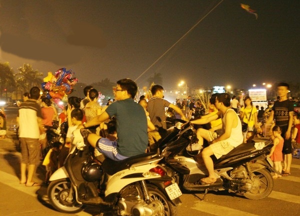 Dân Thủ đô ùn ùn ra đường