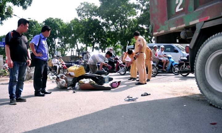 Xe tải đột ngột chuyển hướng đâm chết nam thanh niên