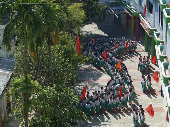 Thêm trường tiểu học xếp bản đồ Việt Nam trong lễ chào cờ