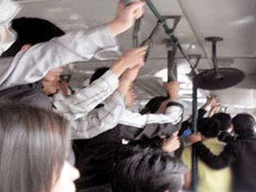 Say xe buýt, thiếu nữ bị “yêu râu xanh” lừa hãm hiếp