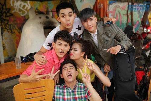 Hé lộ hình ảnh nhắng nhít của Hoàng Thùy Linh và Nhóm 365 