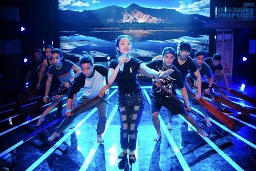 Phạm Thu Hà diện quần jean rách te tua đi tổng duyệt