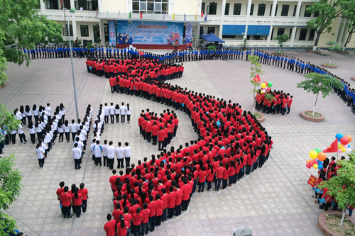 Thầy trò cùng xếp bản đồ thể hiện tình yêu Tổ quốc