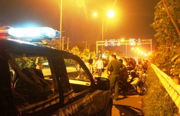 Bị truy đuổi, lái xe tải đấm vào mặt cảnh sát giao thông