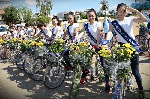 Người đẹp Hoa hậu Đại dương rạng rỡ đạp xe trên phố