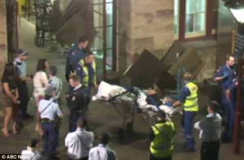 Ngã suýt chết chỉ vì cố với một bao thuốc lá 