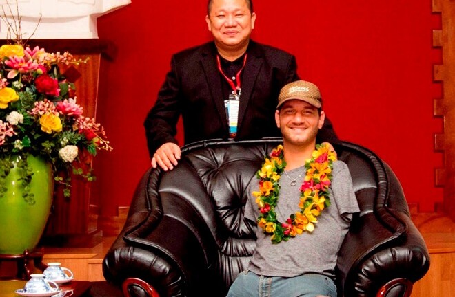 Nick Vujicic đến TP.HCM trong đêm mưa