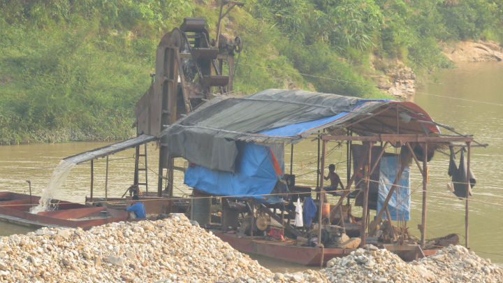 Bắc Giang: “Tàu vàng” lộng hành, tàn phá môi trường