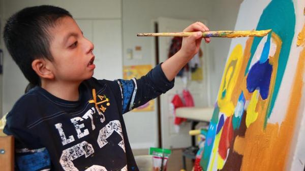 Cậu bé tự kỷ mở triển lãm tranh ở Hà Nội