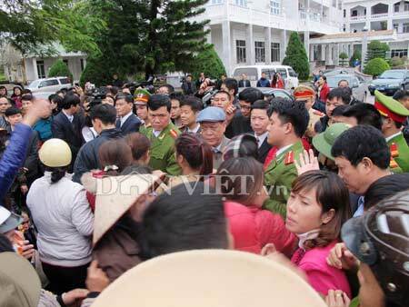 Bắt khẩn cấp 4 đối tượng quá khích, giật cúc áo chủ tịch huyện