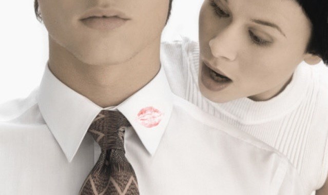 Con gái ở cữ, mẹ vợ thuê thám tử theo dõi con rể ngoại tình