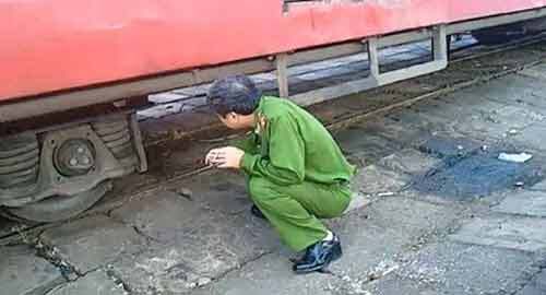 Phát hiện một phụ nữ treo cổ tự tử dưới gầm toa xe lửa