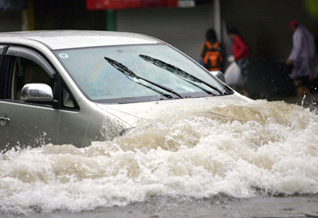Trời mưa, thông minh thì chạy xe làn giữa