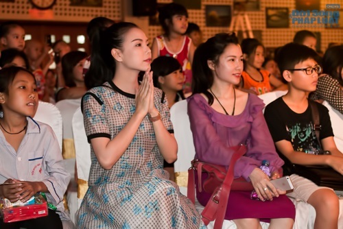 Trà Ngọc Hằng vui tết thiếu nhi với trẻ nhỏ bị bệnh máu