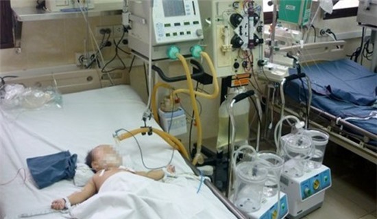 Bé 2 tháng tuổi nguy kịch vì uống thuốc diệt cỏ từ tay cha