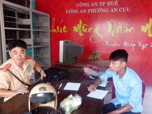 Huế: Một sinh viên đâm xe vào lực lượng CSGT