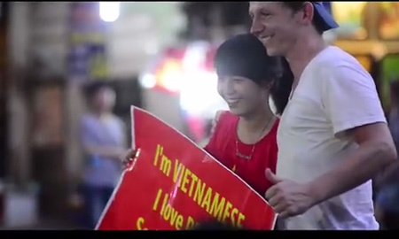 Cô gái cầm biển xin ôm đi khắp phố