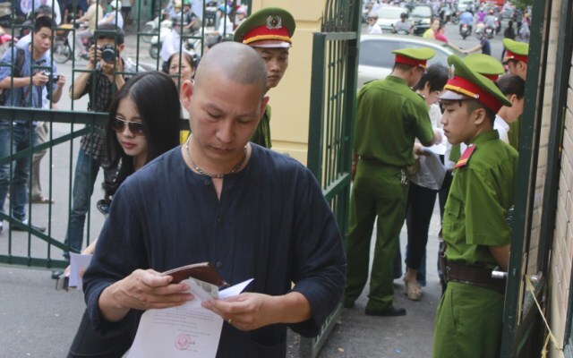 Người đàn ông đầu trọc kè kè bên vợ 'bầu' Kiên