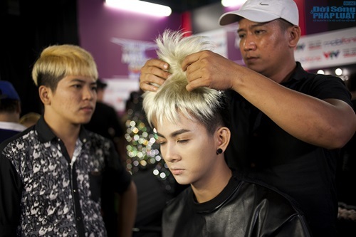 Gương mặt thân quen: Hoài Lâm nhuộm tóc trắng giả Sơn Tùng M-TP