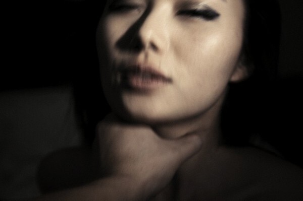 Mỗi ngày chồng sưu tập một dụng cụ mới để tra tấn