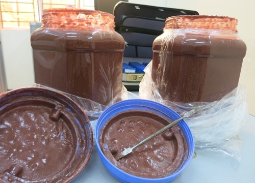 Phát hiện 10kg tiền chất ma tuý đá trong hũ mắm tôm gửi đi Úc