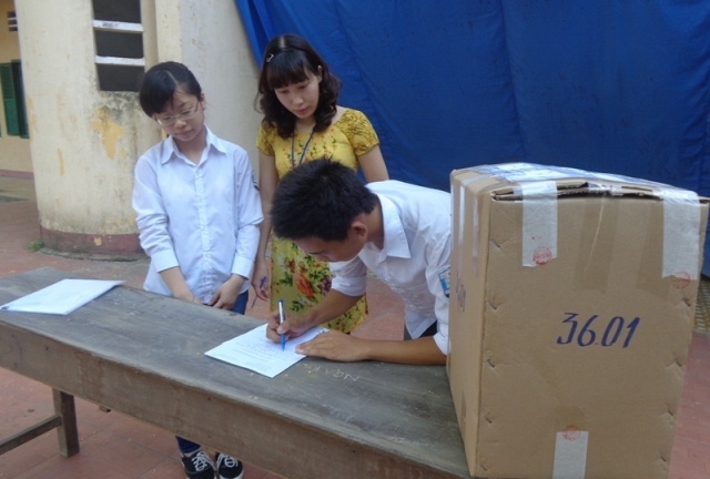 Clip nữ sinh chia nhau phao thi trước cổng trường sáng 2/6