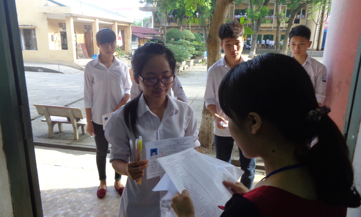 Đề thi môn Vật lý tốt nghiệp khó “ngang” đề thi đại học