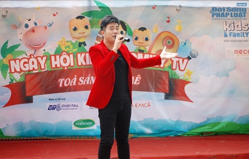 Minh Quân nhí nhảnh chụp hình cùng thiếu nhi