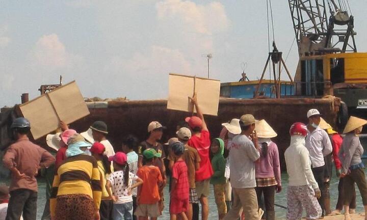 Bình Thuận: Cả làng ra biển xua đuổi tàu nạo vét cát