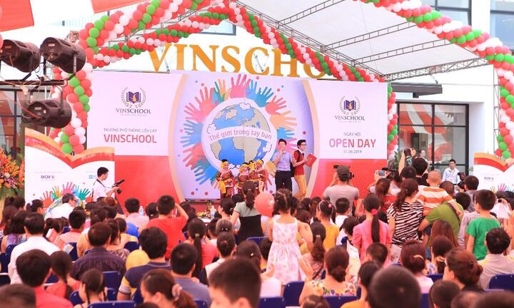 Hàng ngàn người chờ đón thời khắc Vinschool lần đầu mở cửa