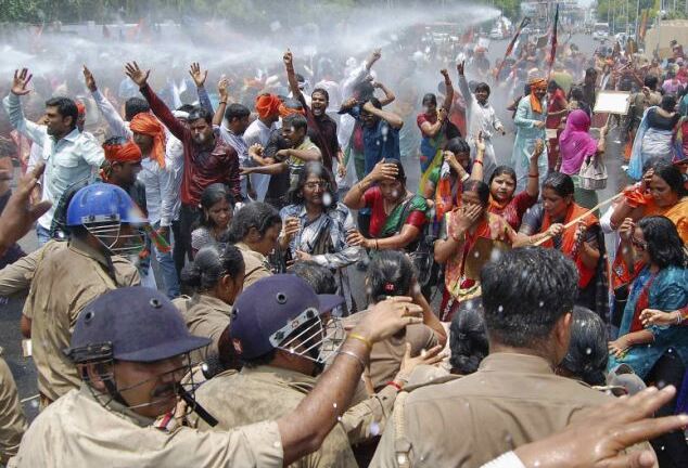 Thiếu nữ Ấn Độ bị cưỡng hiếp và đổ axit vào mặt