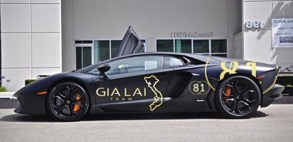 Dàn siêu xe in bản đồ Việt Nam đánh dấu đảo Hoàng Sa, Trường Sa