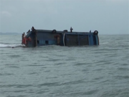 Tàu ngư dân lại bị đâm chìm trên biển, 1 người mất tích