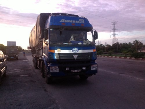 Một xe dù chở quá tải bị truy đuổi qua... 3 tỉnh