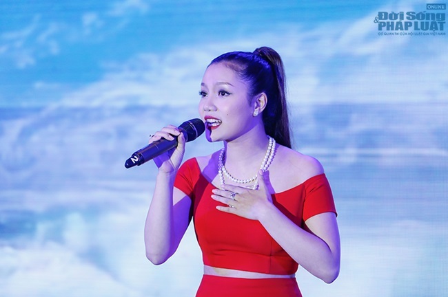 Ngọc Anh xinh đẹp lên nhờ “dao kéo”?