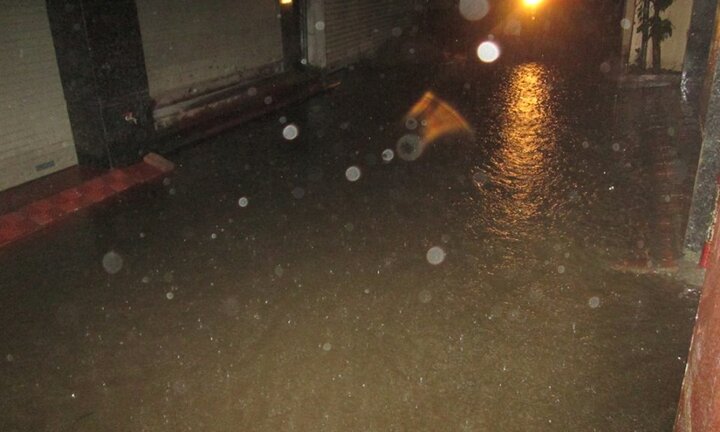 Hà Nội: Phố lại thành sông sau 30 phút mưa lớn