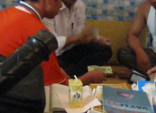 Clip 4 thầy giáo chơi bài ăn tiền ngay trong trường học