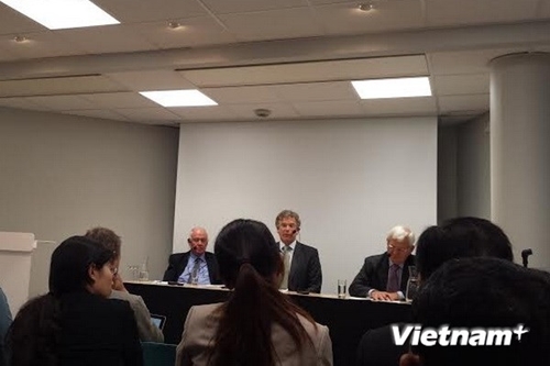 Học giả Châu Âu: 