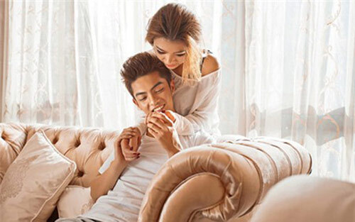 Nhét bao cao su vào ví cho chồng đi... công tác